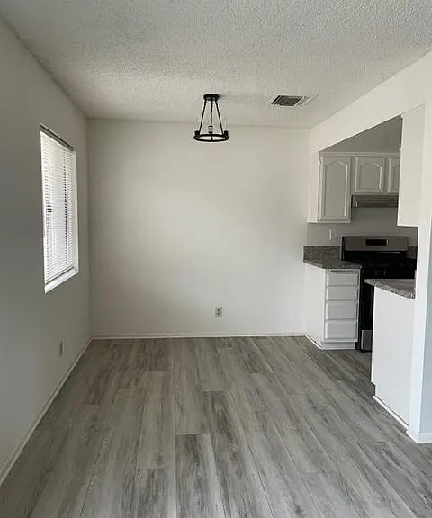 621 E Magnolia Blvd #12 — Photo 5