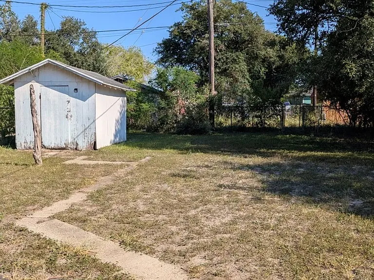 916 E Henrietta Ave — Photo 10