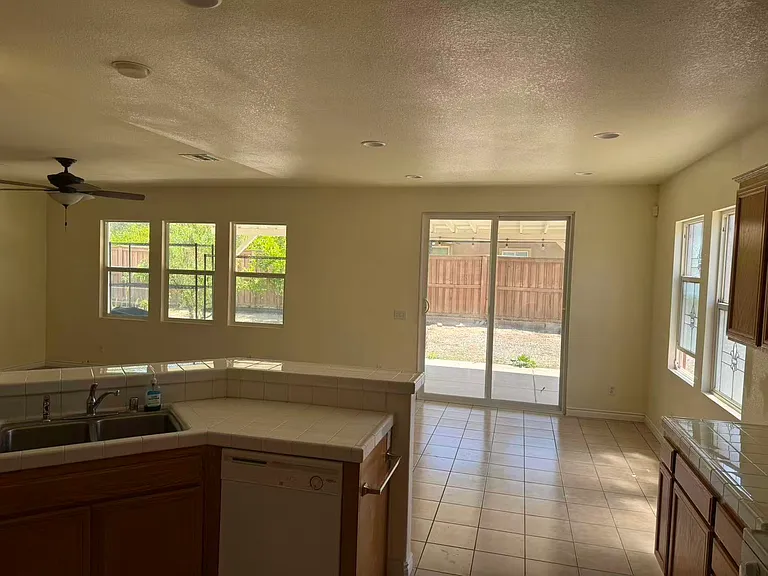 1070 Hawthorne Dr — Photo 20