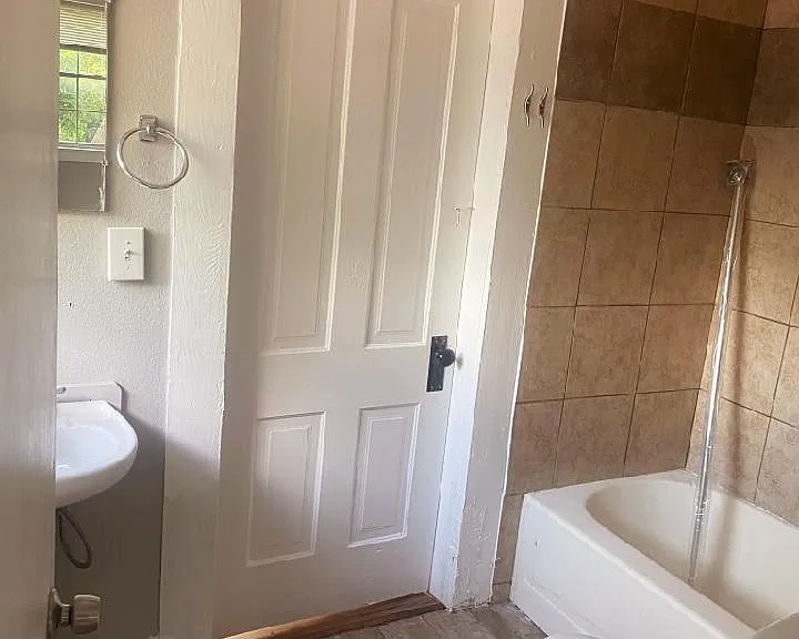 143 Tremlett Ave #D — Photo 7