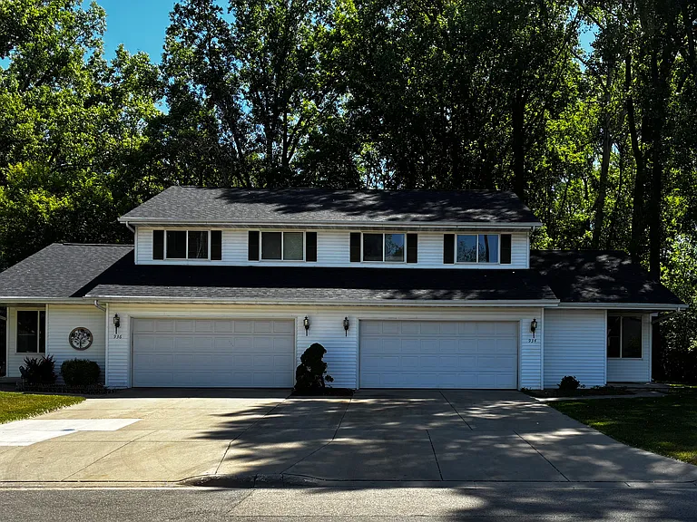 Exterior - unit is the right side, no backyard neighbors or right side neighbors