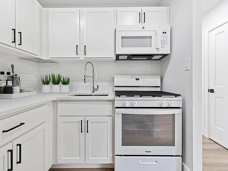 Colonial Village Apartments — Photo 4