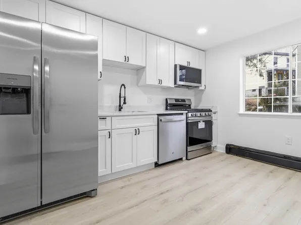 1 19th St APT 3, Lowell, MA 01850