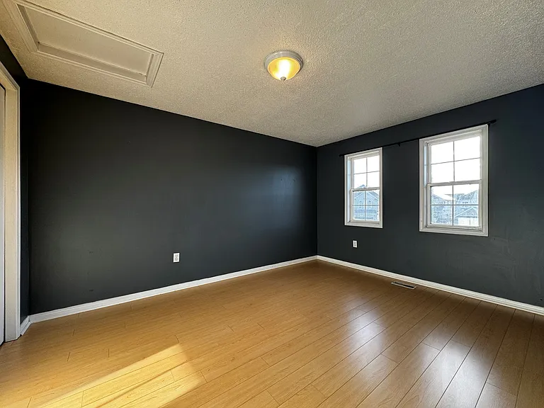 37 Northcliffe Cres — Photo 3