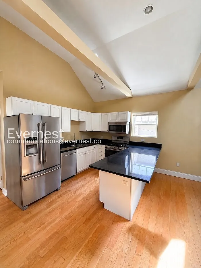 3 bed, 2.0 bath, 2500 sqft, $3,400 — Photo 4