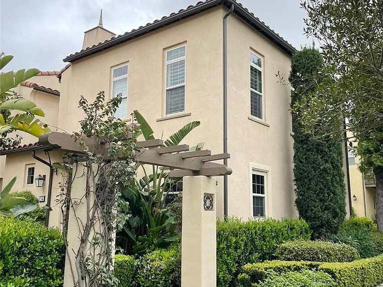 54 Scarlet Bloom — Photo 1