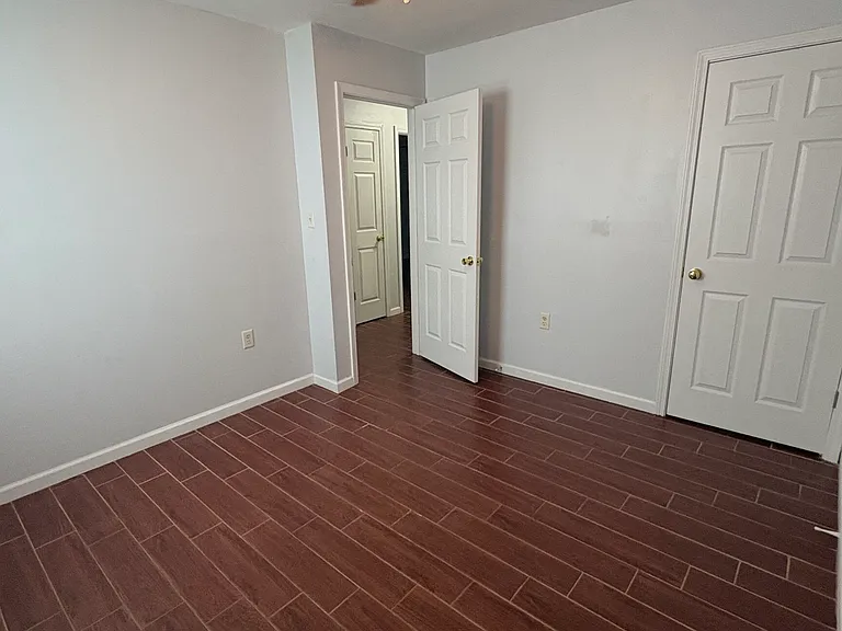 542 Chateau Cir — Photo 12