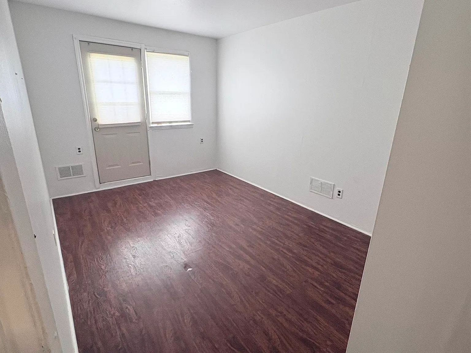 3 bed, 1.0 bath, 1300 sqft, $2,300 — Photo 3