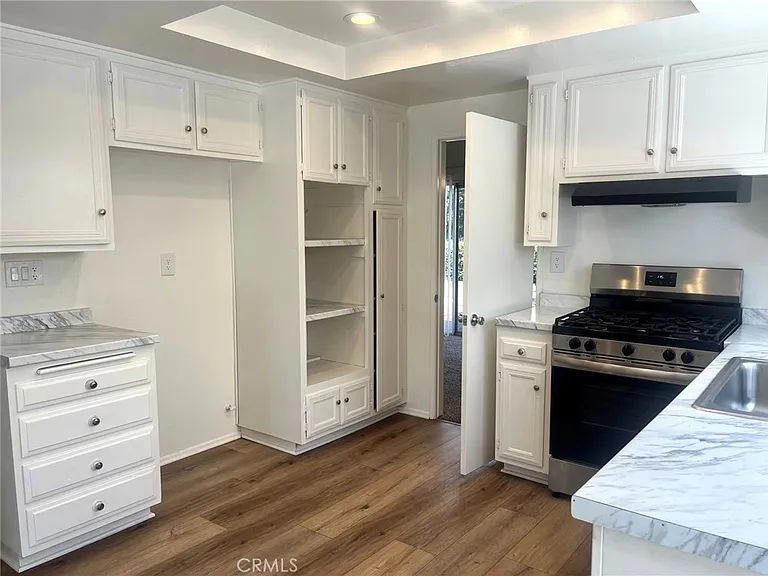 2045 Chevy Chase Dr — Photo 4