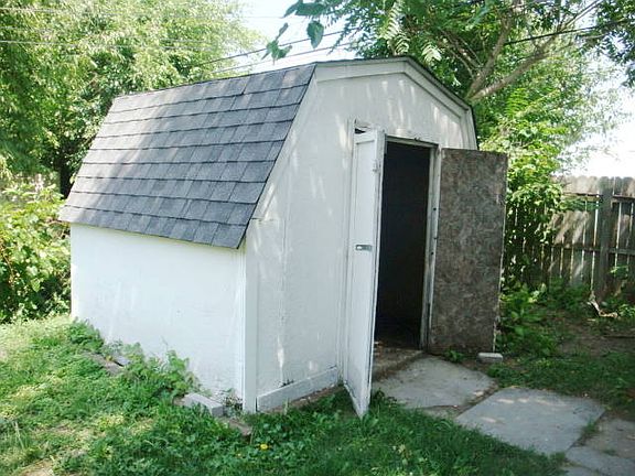 3rd image of 23144 Carlisle Ave
