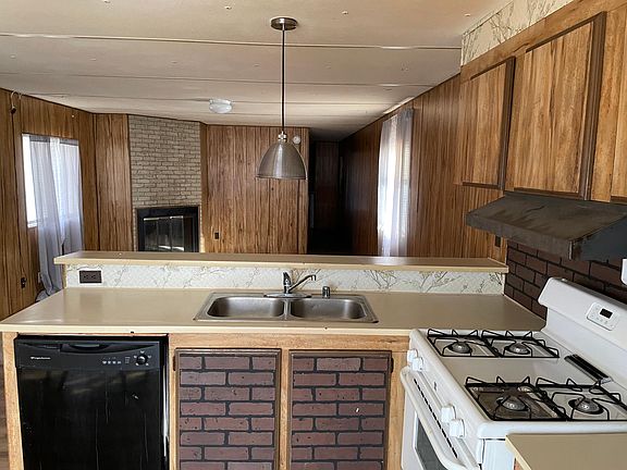 5th image of 104 N Oak St