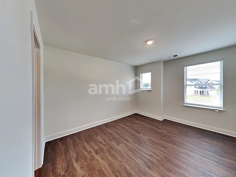 719 Carnaby Ln — Photo 15