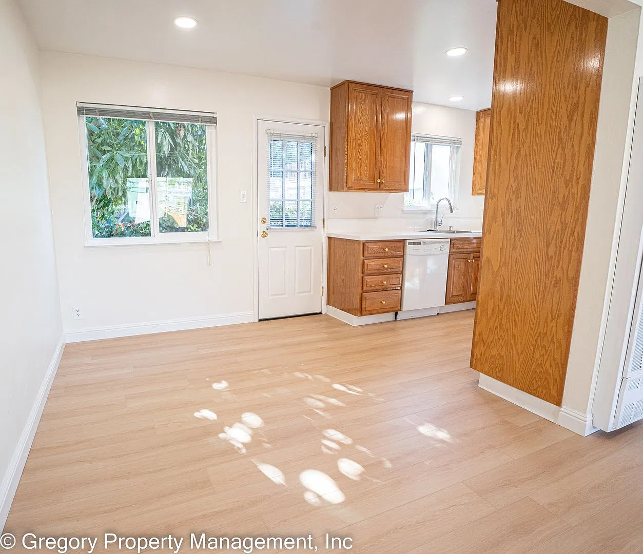 1236 Regent — Photo 4