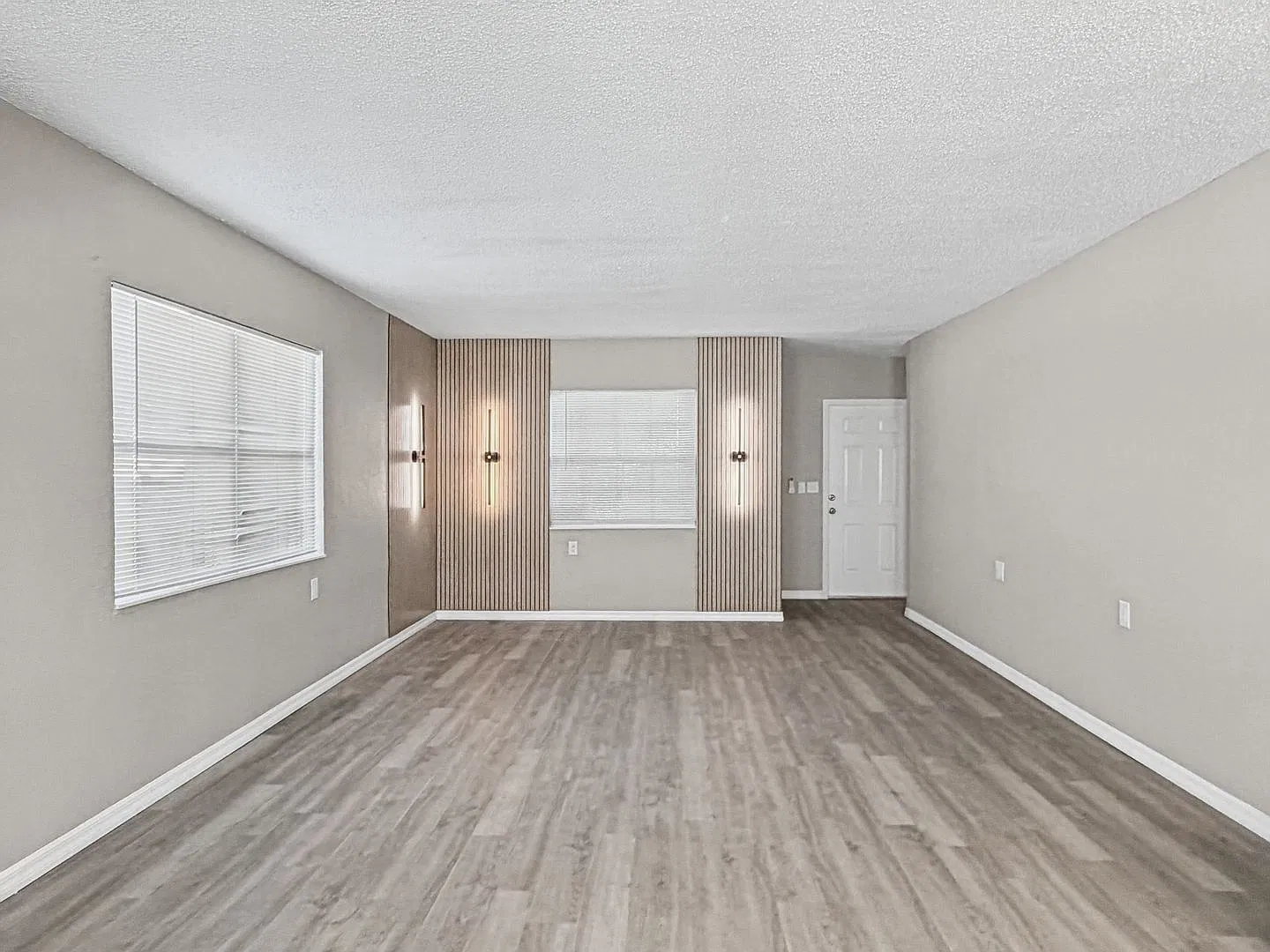 650-652 E Harbor Drive S — Photo 2