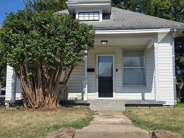 711 N Hobson Ave — Photo 2