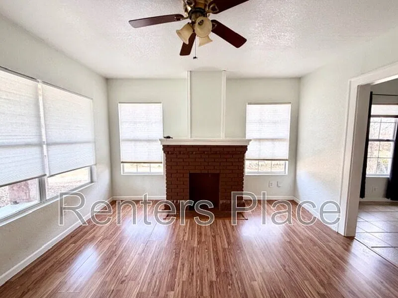 2 bed, 1.0 bath, 832 sqft, $1,295 — Photo 2