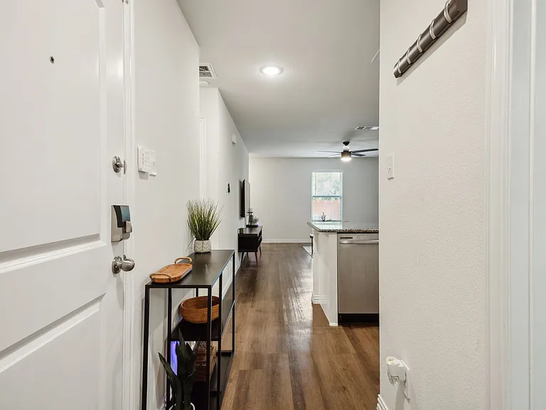 2326 Harding St — Photo 5