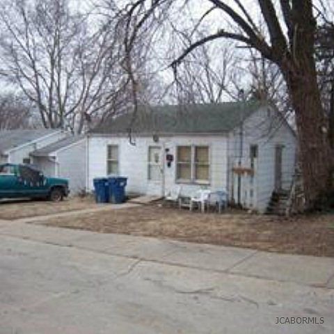 2nd image of 715 Maple St