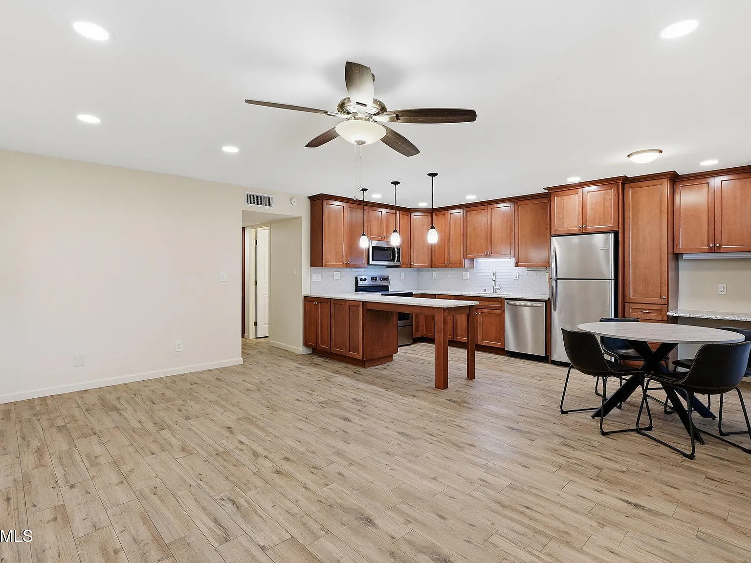 2 bed, 2.0 bath, 982 sqft, $1,950 — Photo 4