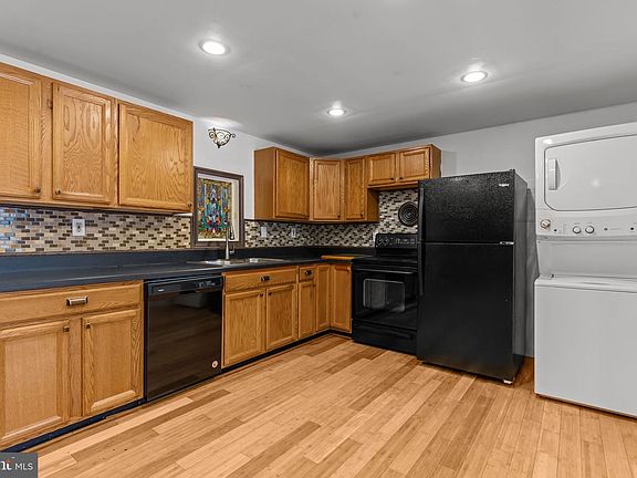5th image of 10 White Birch Way