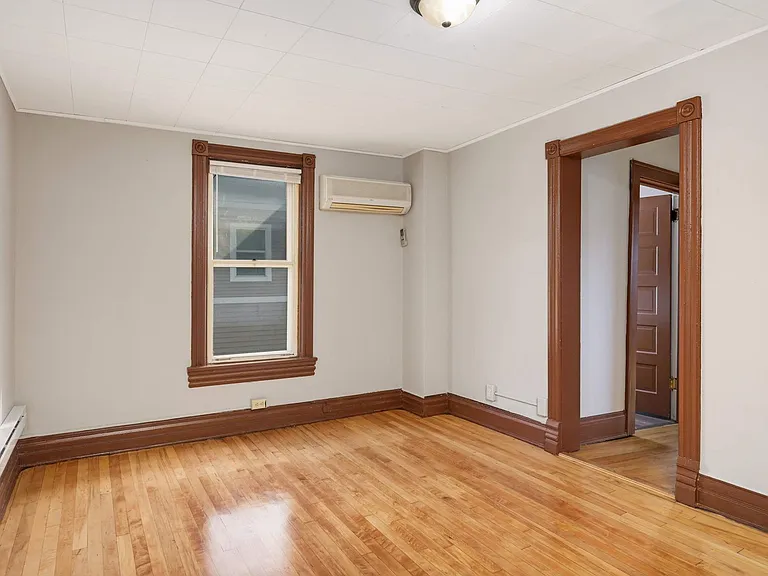 375 Erie St — Photo 6