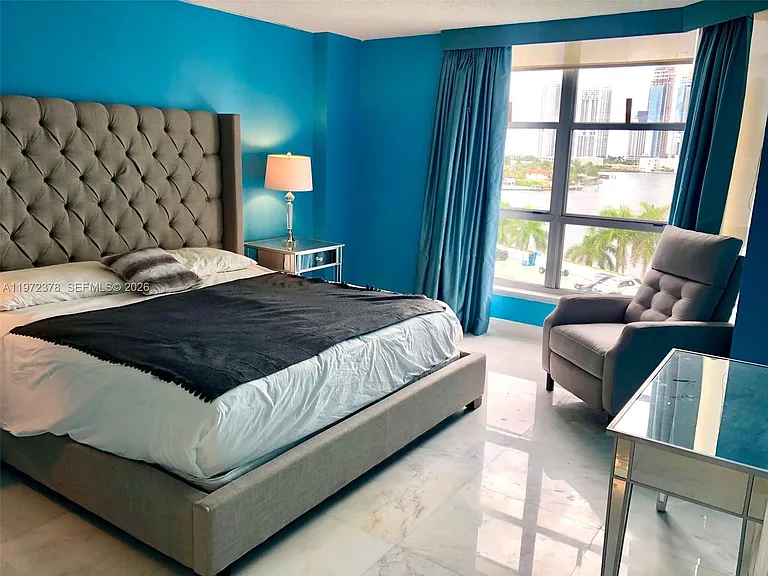 3600 Mystic Pointe Dr #815 — Photo 10
