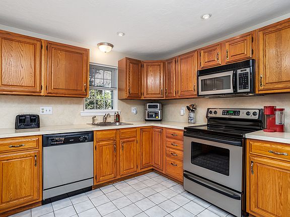 2nd image of 907 Ridgefield Cir #D