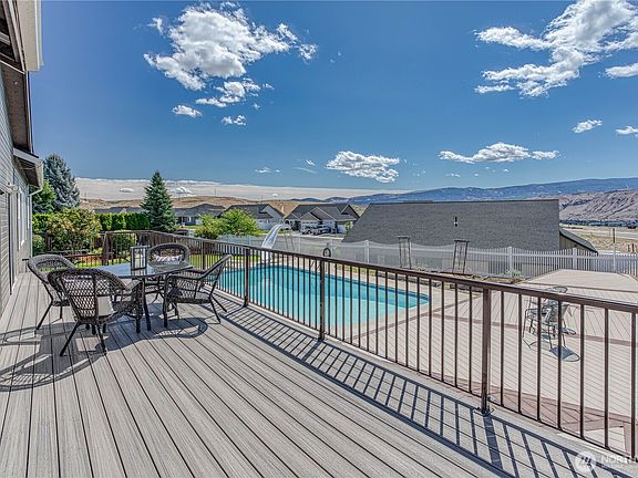 3rd image of 2150 Inglewood Drive