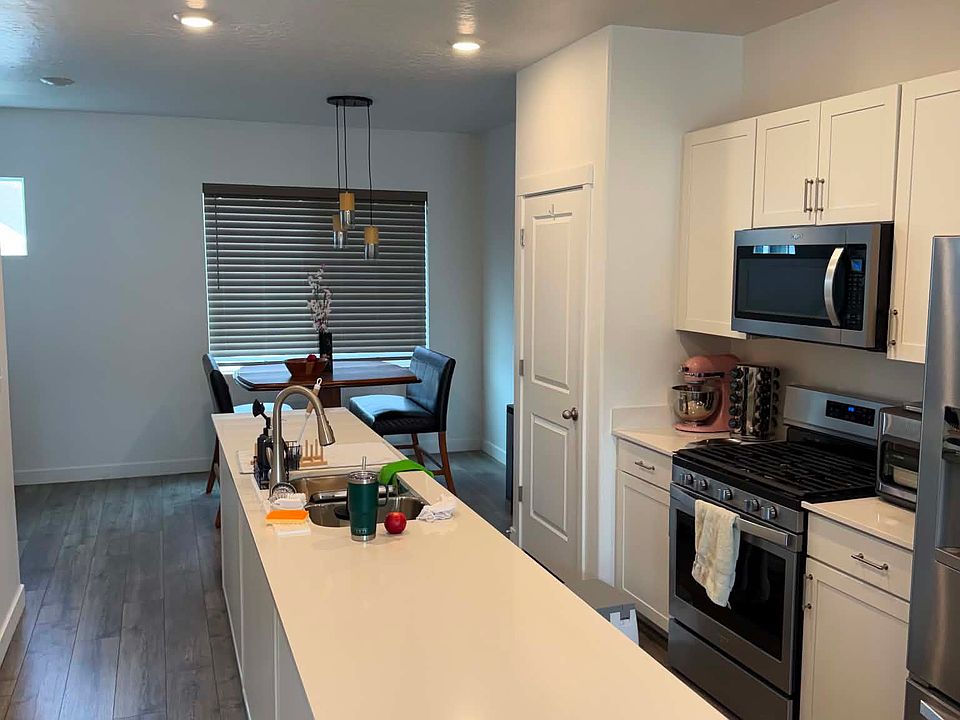1st image of 1073 E Waterway Ln