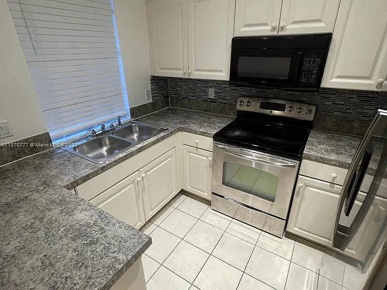 2020 Freeport Dr #2020 — Photo 6