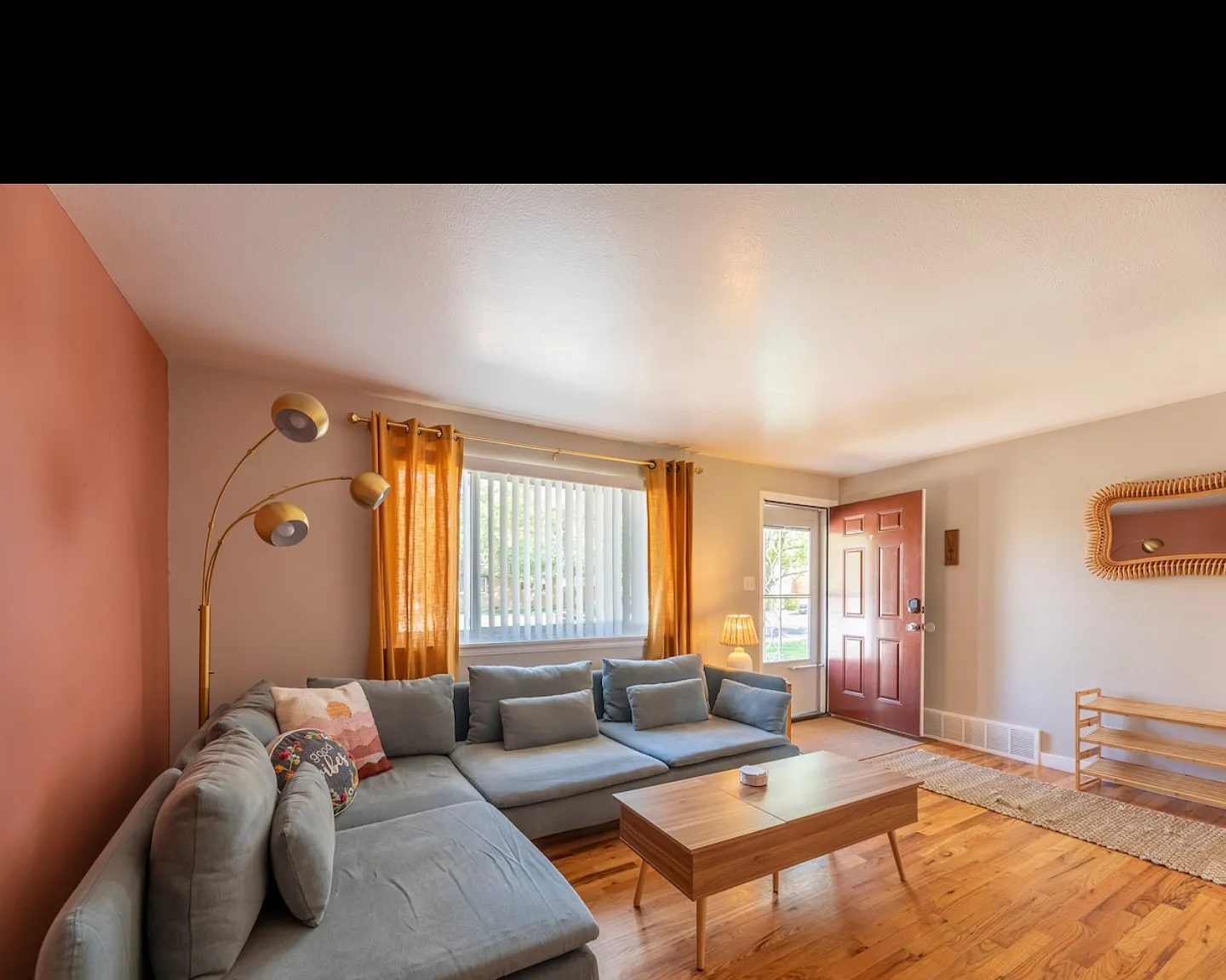 3 bed, 1900 sqft, $3,400 — Photo 1