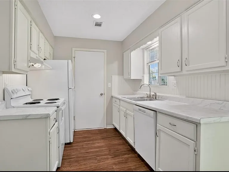 7804 N Oregon Ave — Photo 2