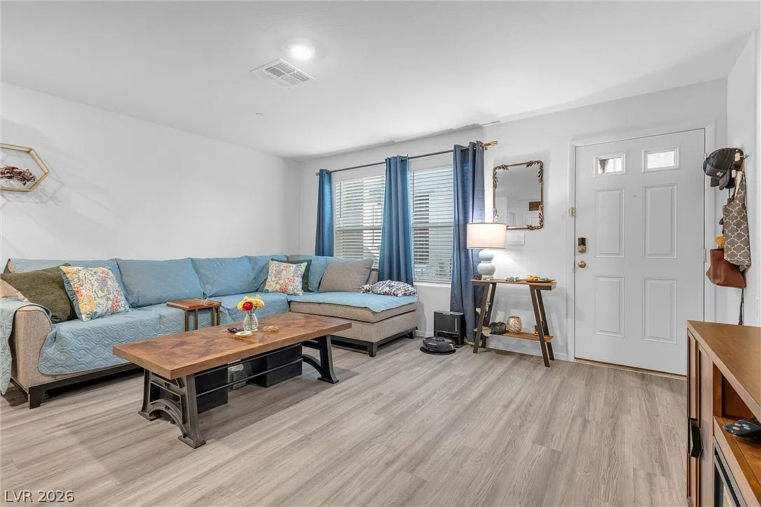 3 bed, 2.5 bath, 1295 sqft, $1,994 — Photo 3