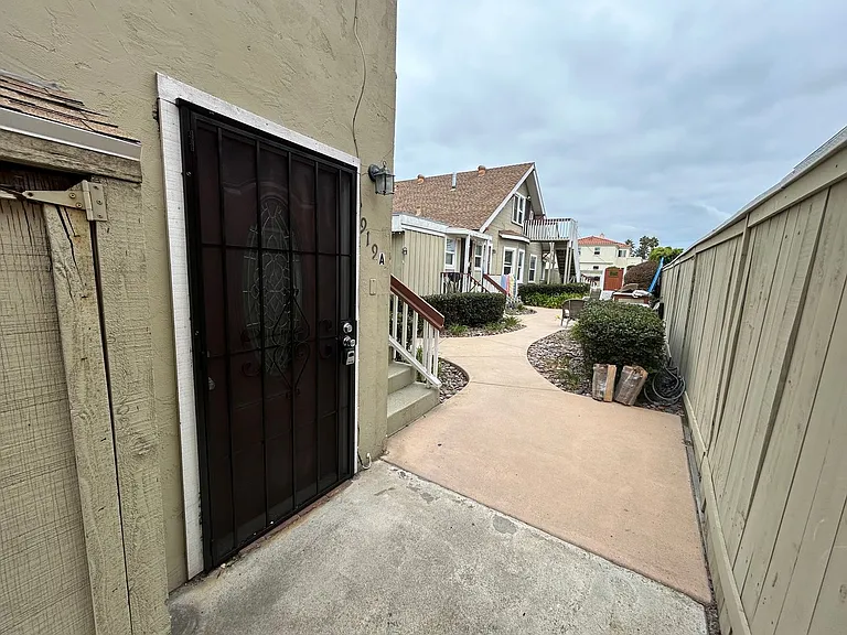 919 Emerald St #A — Photo 5