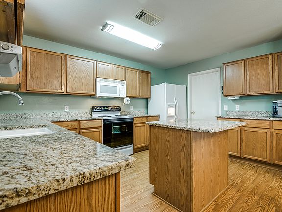 5th image of 15846 Beaufort Blvd