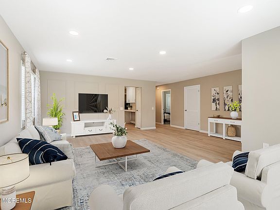 4th image of 104 Paradise Boulevard