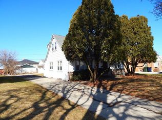 2195 S 98th St, West Allis, WI 53227