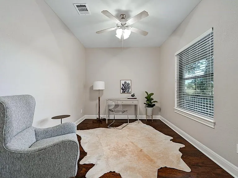 200 Oak Hollow Ln — Photo 14
