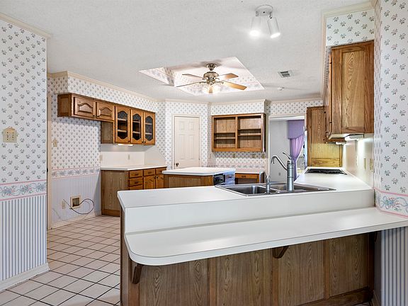 5th image of 20 Oak Forest Dr
