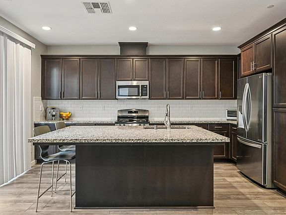 2nd image of 816 Wellington Pl