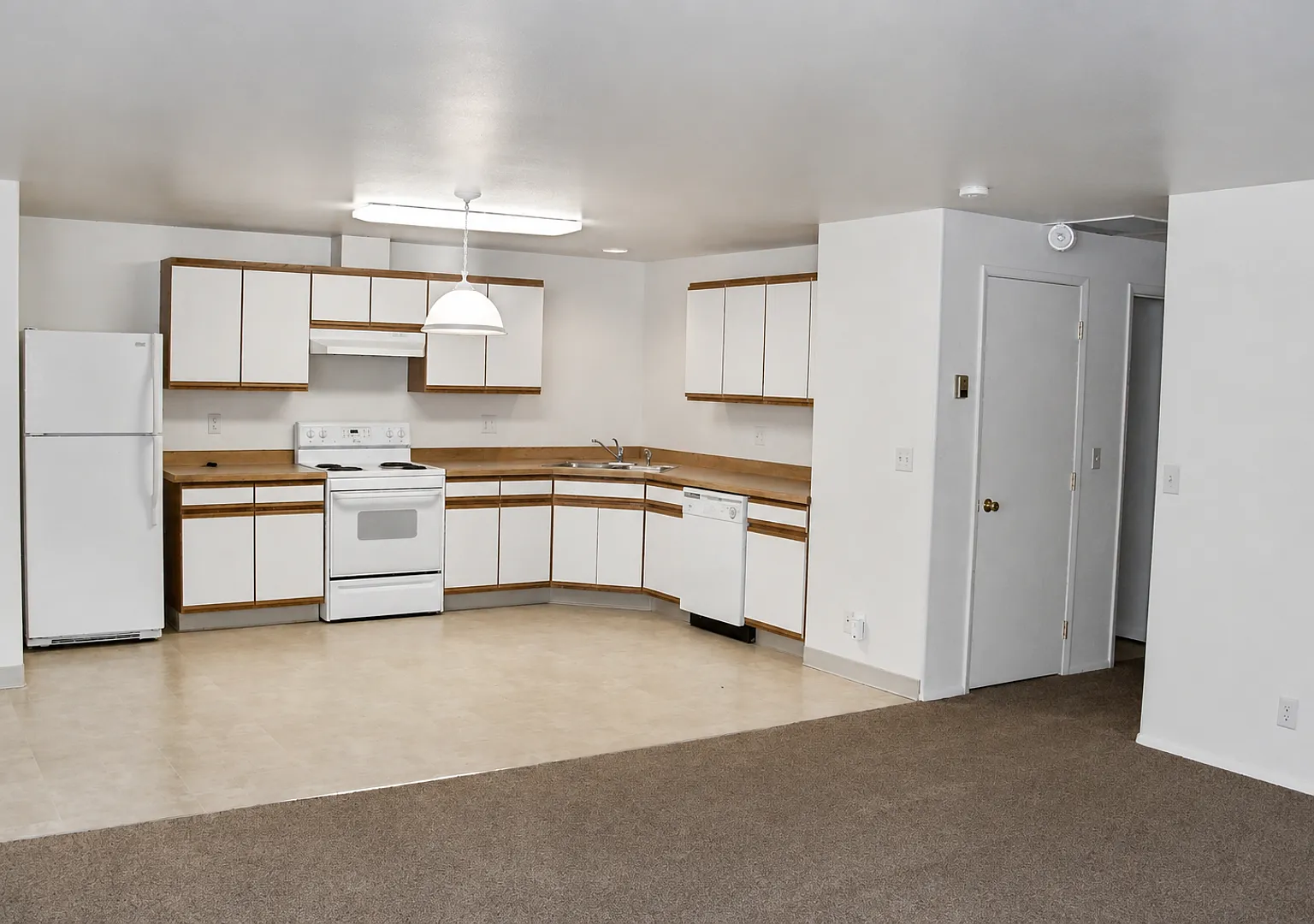 2 Bed Duplex with Fenced Yard, Covered Patio & Water Included — Photo 3