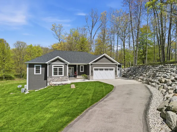 9654 Aberdeen Ct, Stanwood, MI 49346