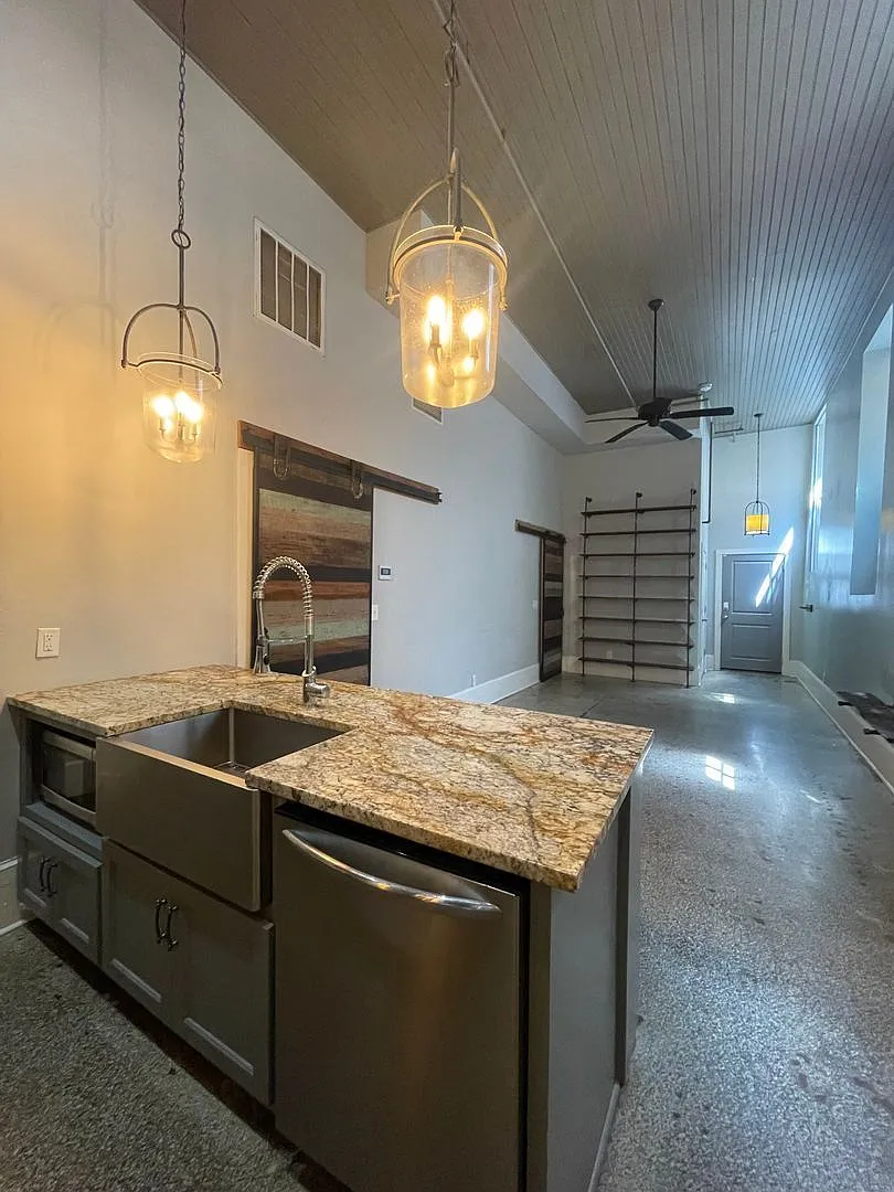 1 bed, 1.0 bath, 839 sqft, $1,150 — Photo 1