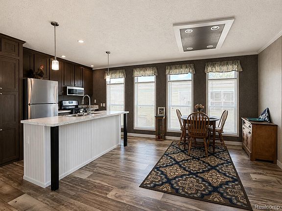 2nd image of 170 Newbury