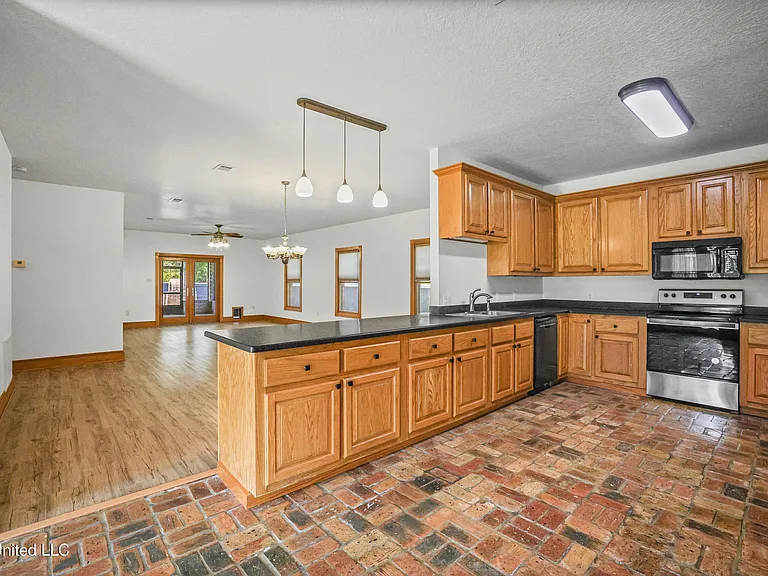 15301 Parker Rd — Photo 16