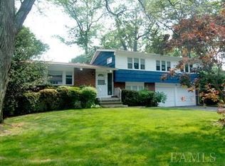 22 Woodcut Ln, New Rochelle, NY 10804