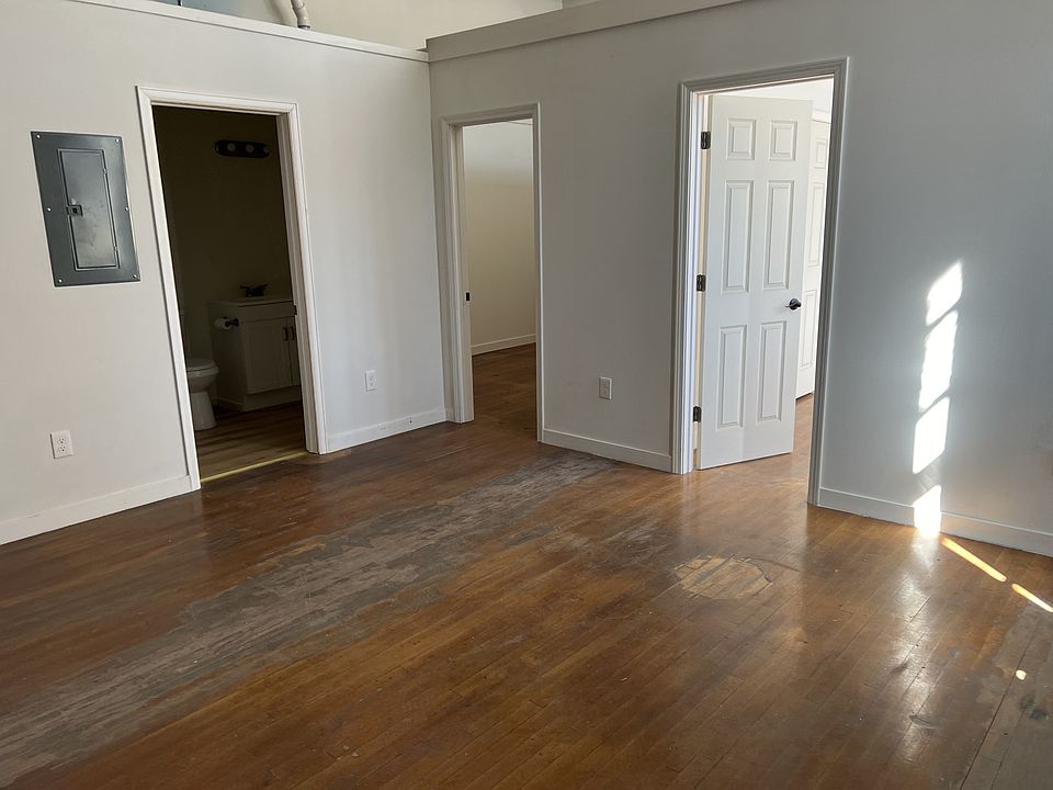 2nd image of 411 Clayton St #8