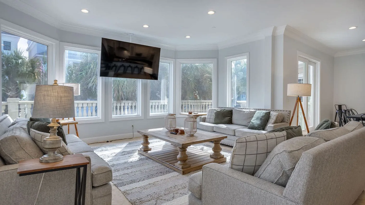 7 bed, 5.0 bath, 4197 sqft, $18,470 — Photo 1