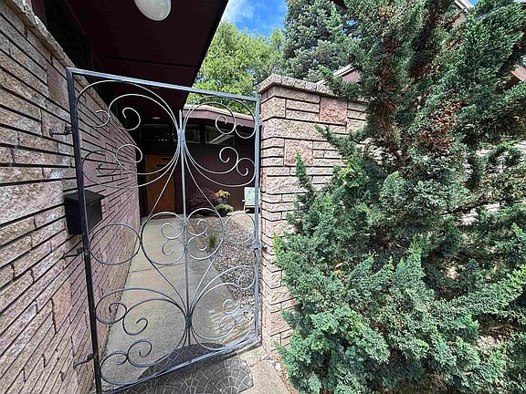 2nd image of 905 SE Kamiaken St