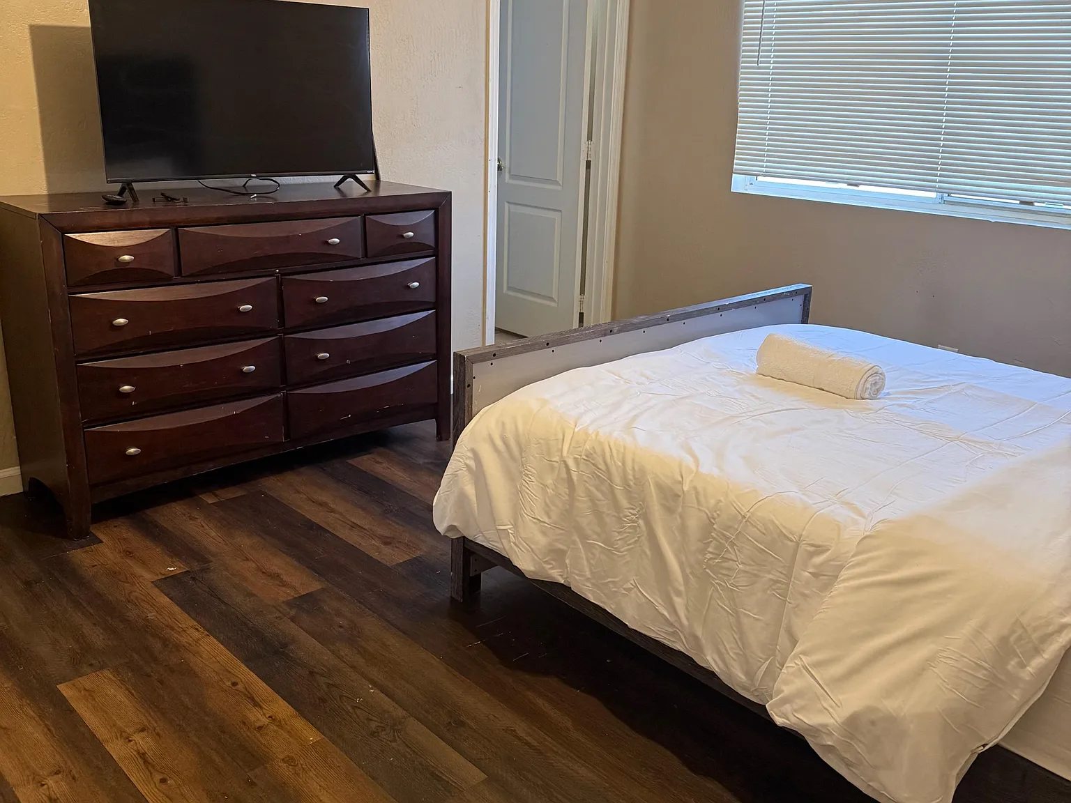 4 bed, 2.0 bath, 2000 sqft, $1,183 — Photo 1